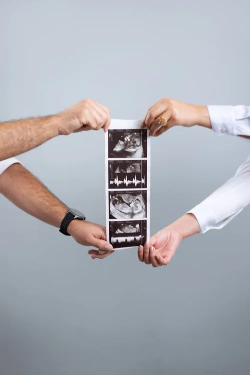 how to make a pregnancy announcement to family